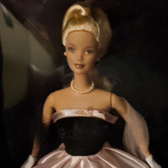 Barbie Timeless Silhouette - Picture 2 of 9